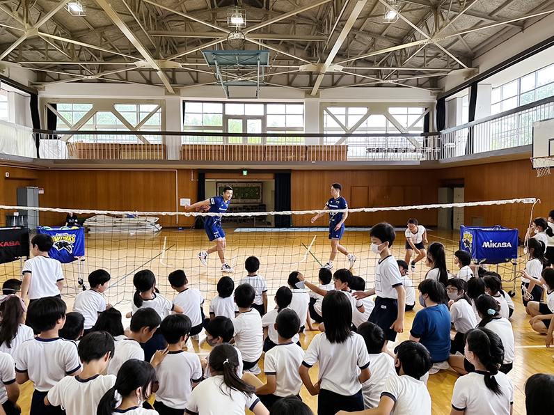 写真:指導する選手と話を聞いている生徒たち
