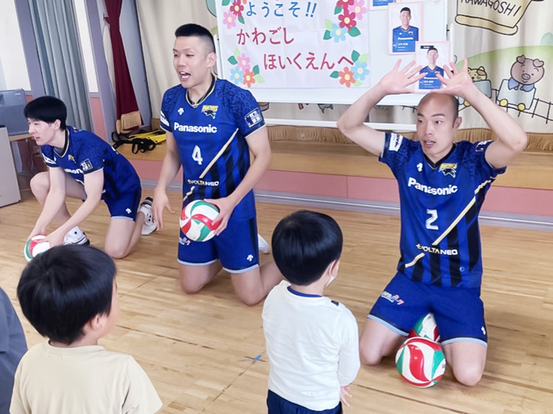 写真：練習をする選手と小学生たち