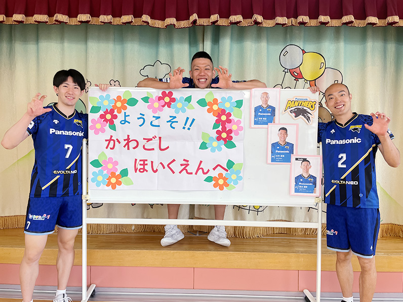 写真：ポーズをとる垂水選手、大竹選手、深津選手
