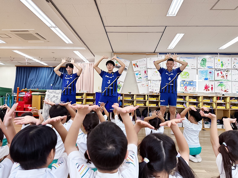 写真:練習をする選手と子供たち