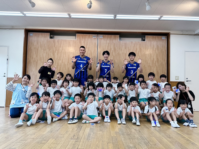 写真:選手と子供たちの集合写真