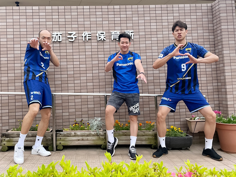 写真:ポーズをとる深津選手、伊賀選手、今村選手