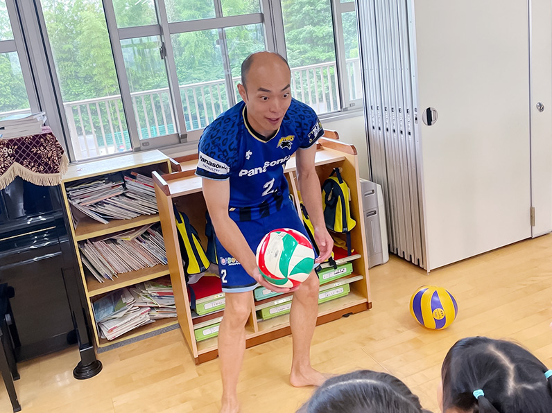 写真:子供たちに教える深津選手