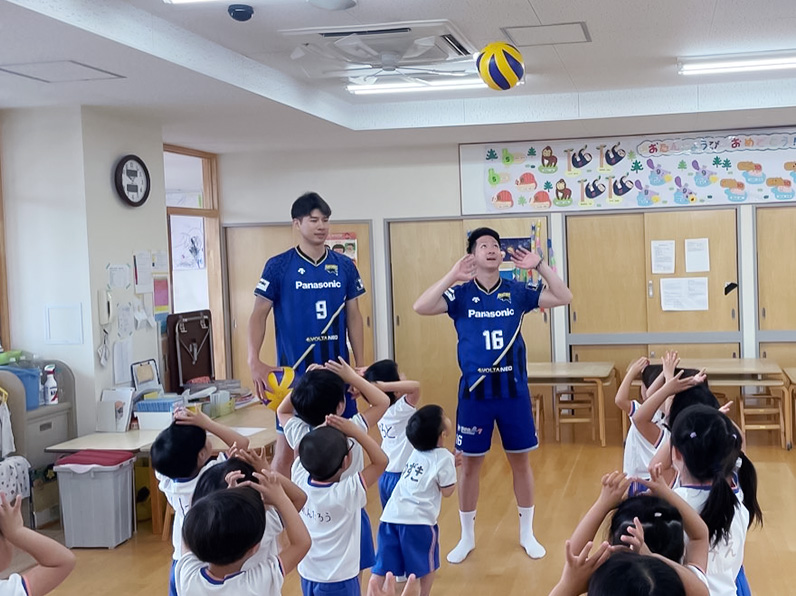 写真:子供たちに教える今村選手、伊賀選手