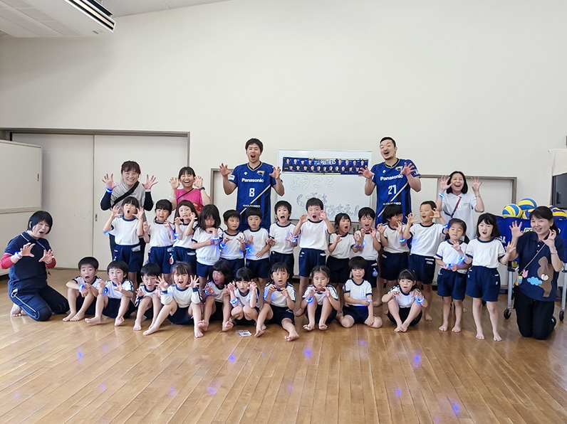 写真:選手と子供たちの集合写真