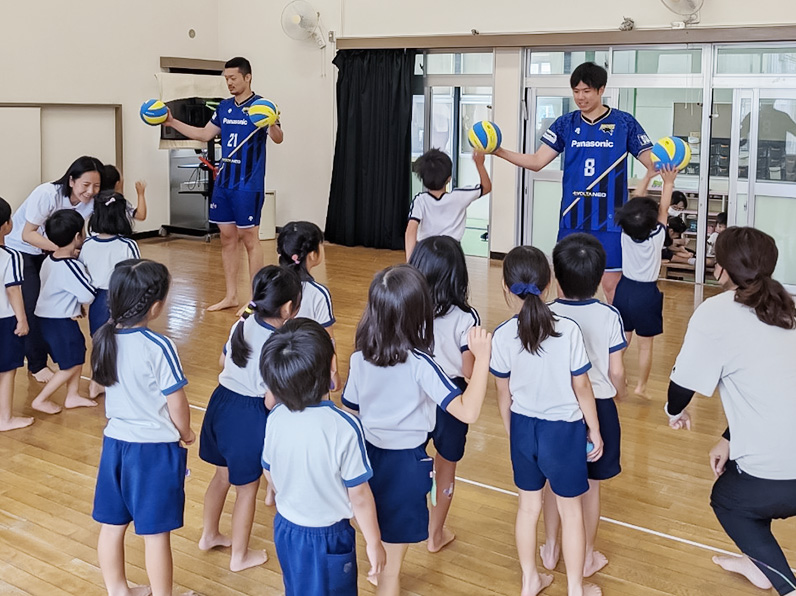 写真:練習をする選手と小学生たち