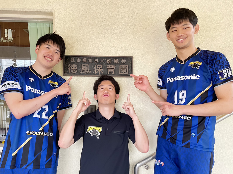 写真:ポーズをとる小宮選手、山口アシスタントコーチ、西川選手