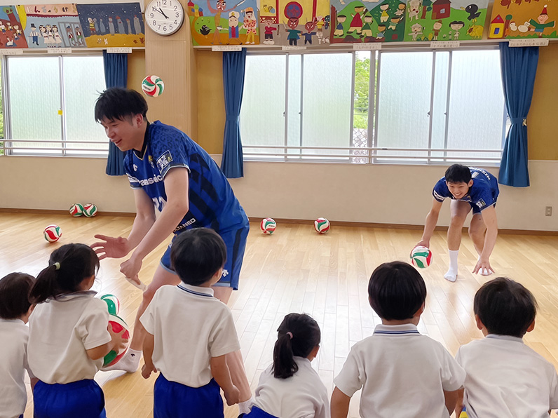 写真:練習をする選手と小学生たち