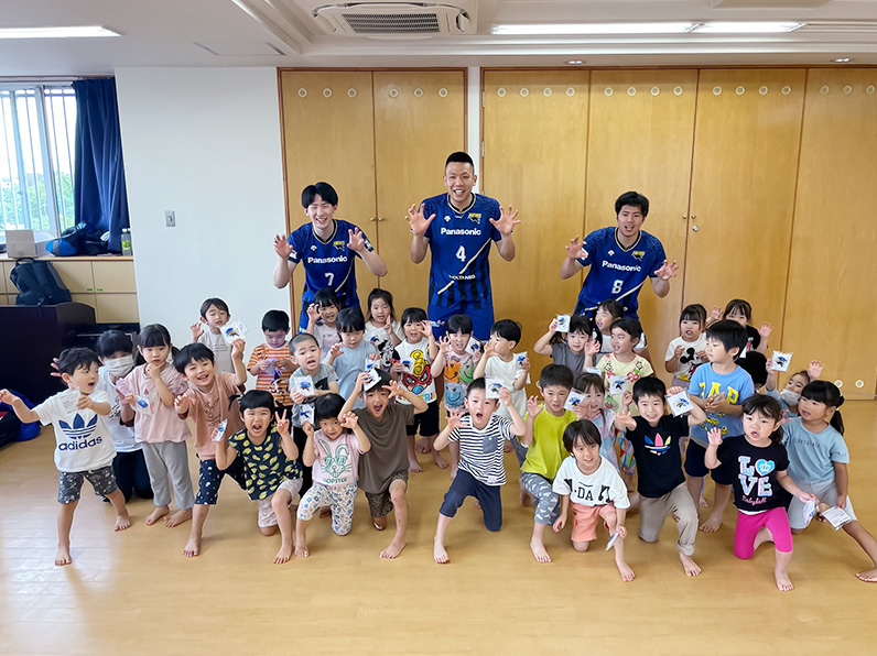 写真:選手と子供たちの集合写真