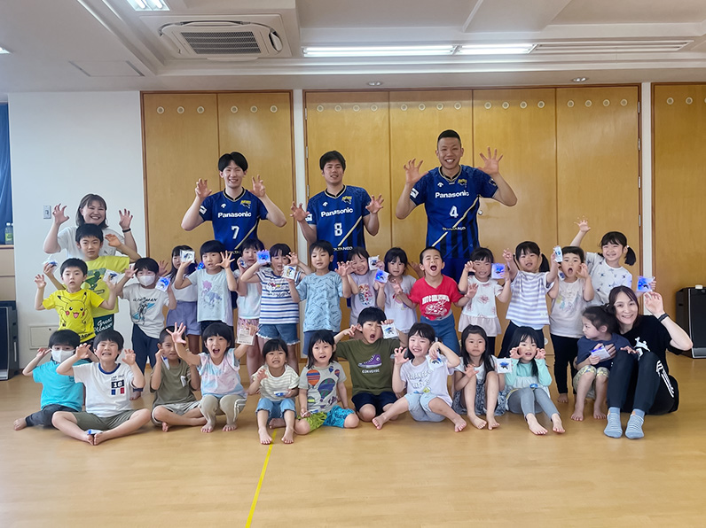 写真:選手と子供たちの集合写真