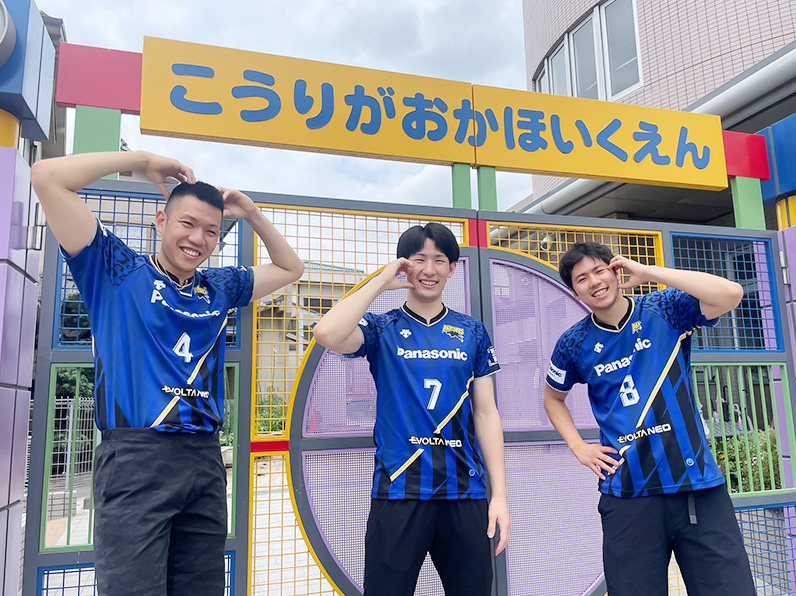 写真:ポーズをとる大竹選手、垂水選手、仲本選手
