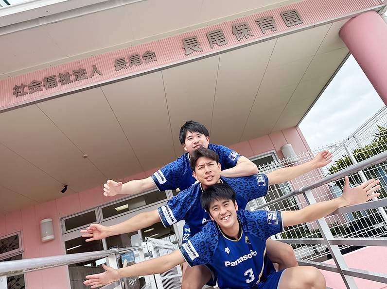写真:ポーズをとる小宮選手、今村選手、中村選手
