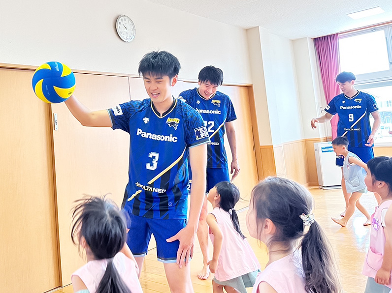 写真:練習をする選手と小学生たち