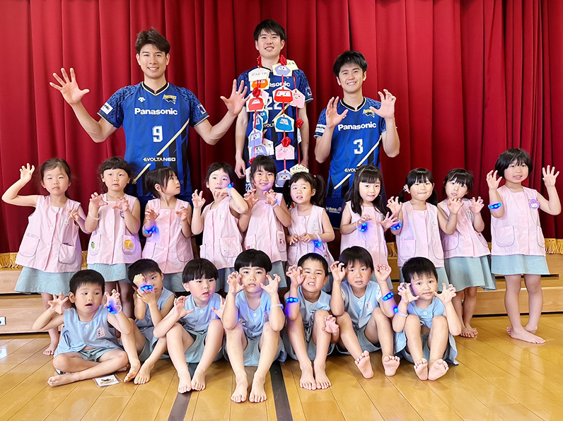 写真:選手と子供たちの集合写真
