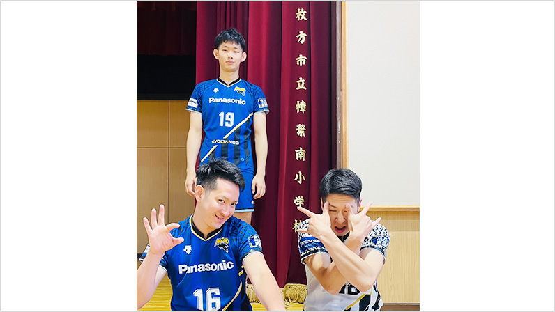写真:ポーズをとる伊賀選手、西川選手、新選手