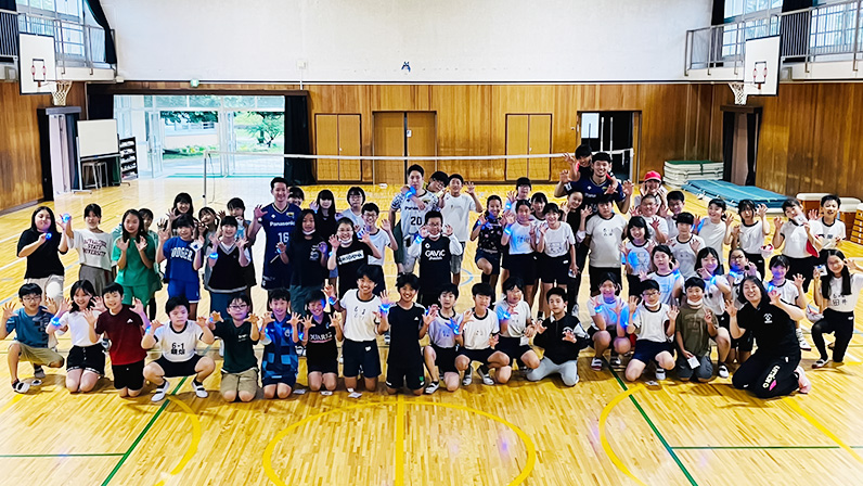 写真:選手と子供たちの集合写真
