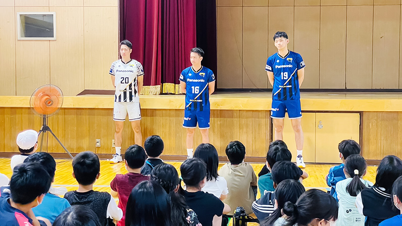 写真:話をする選手と座って聞いている小学生たち
