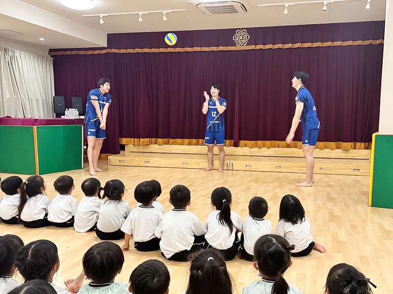 写真:指導する選手と話を聞いている子供たち
