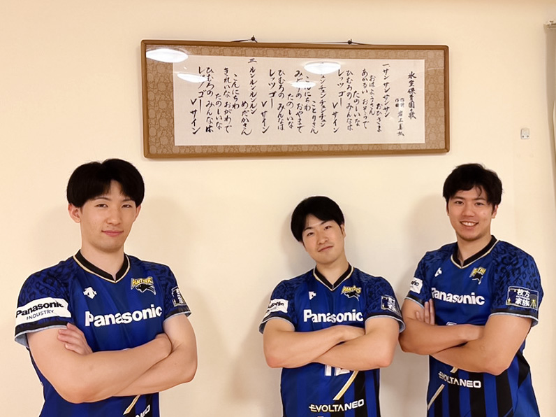 写真:ポーズをとる垂水選手、伊藤選手、仲本選手