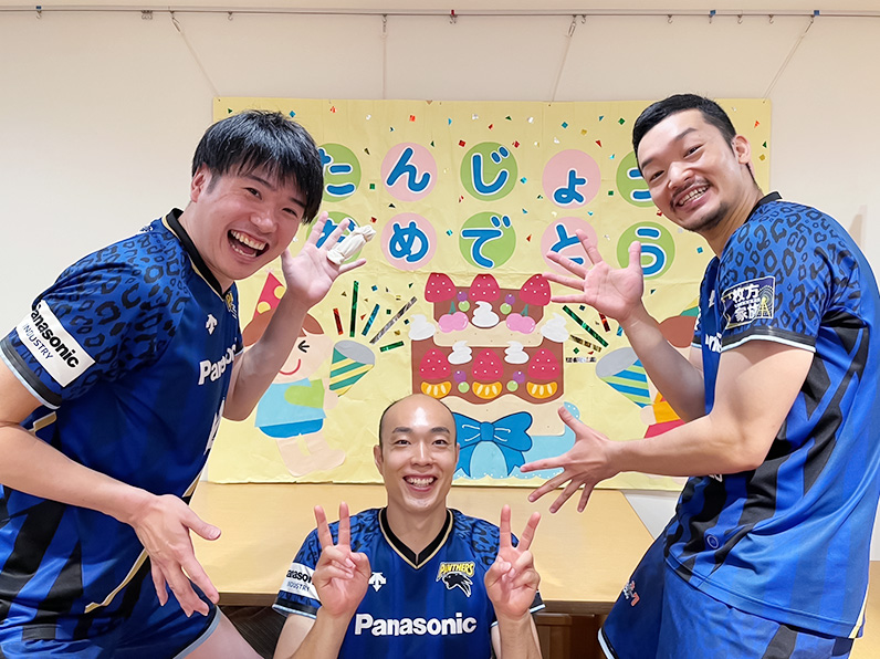 写真：ポーズをとる小宮選手、深津選手、兒玉選手