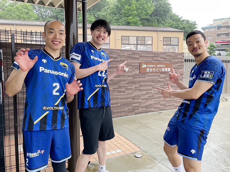 写真：ポーズをとる深津選手、小宮選手、兒玉選手