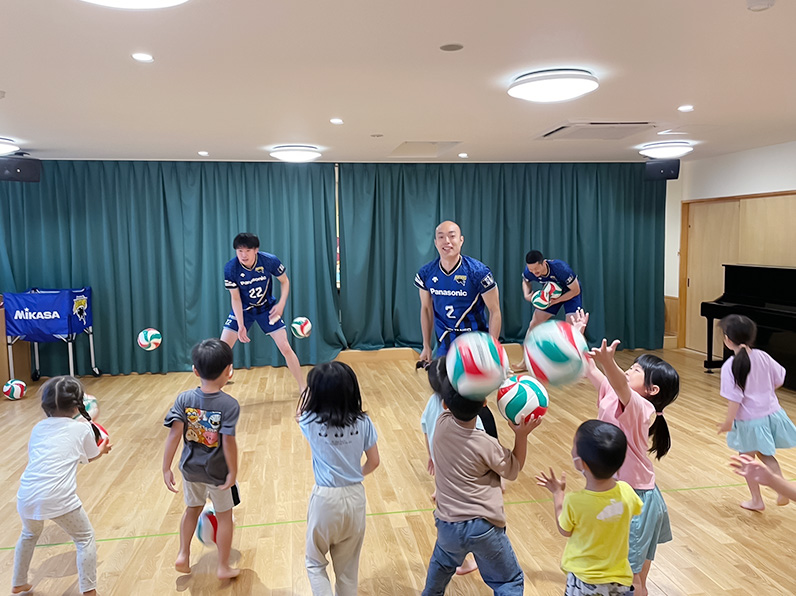 写真：練習をする選手と子供たち