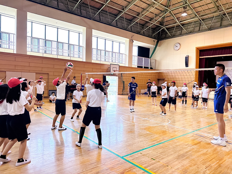 写真：練習をする選手と小学生たち