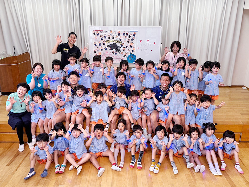 写真:選手と子供たちの集合写真