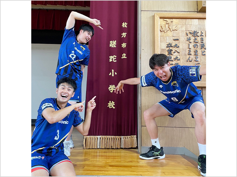 写真:ポーズをとる小宮選手、今村選手、中村選手