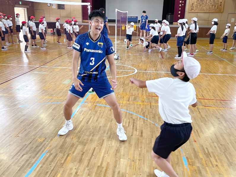 写真:練習をする選手と小学生たち