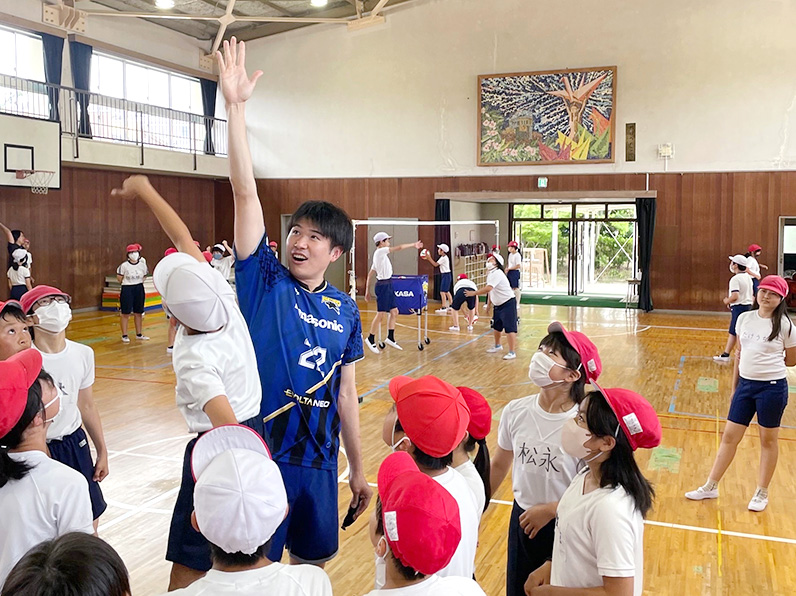 写真:練習をする選手と小学生たち