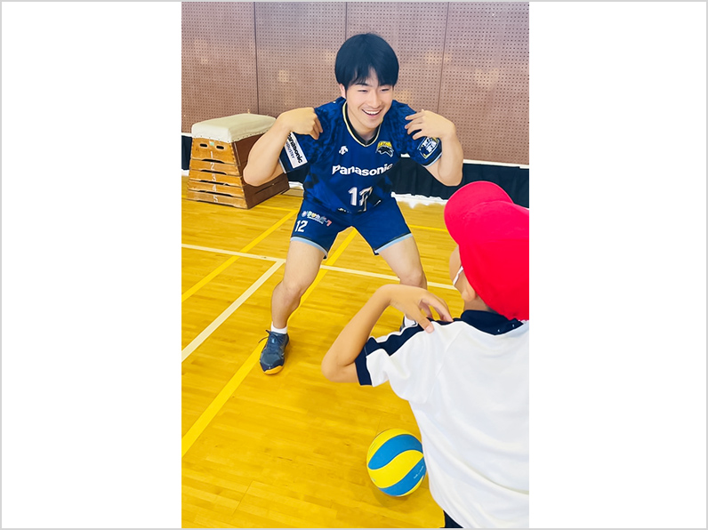 写真:子供たちに教える伊藤選手