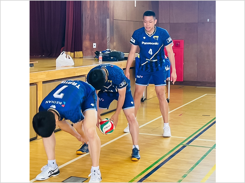 写真:子供たちに教える選手たち