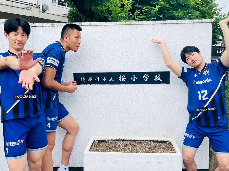 写真:ポーズをとる垂水選手、大竹選手、伊藤選手