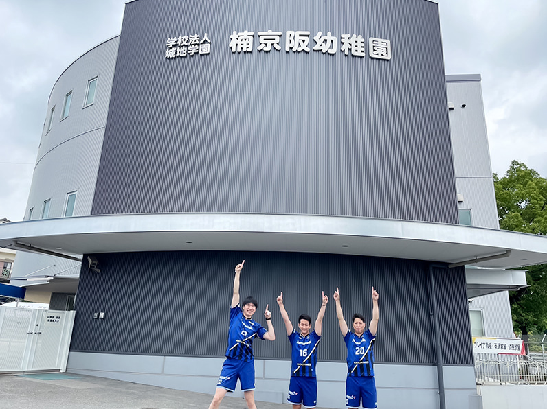 写真:ポーズをとる小宮選手、伊賀選手、新選手