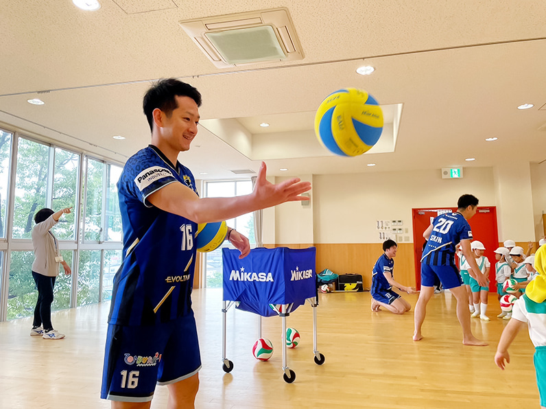 写真:子供たちに教える伊賀選手