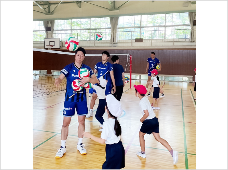 写真：練習をする選手と小学生たち