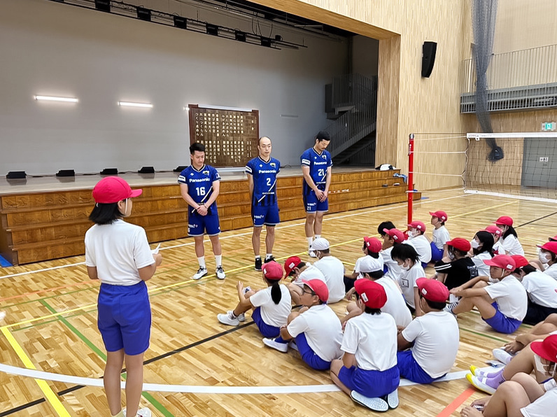 写真:話をする選手と座って聞いている小学生たち
