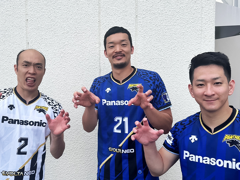 写真:ポーズをとる深津選手、兒玉選手、伊賀選手