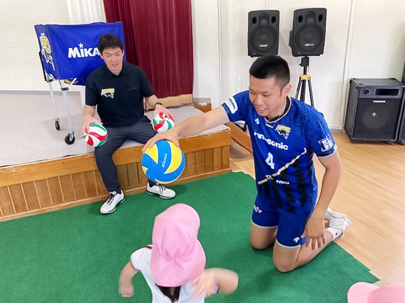 写真:子供たちに教える大竹選手