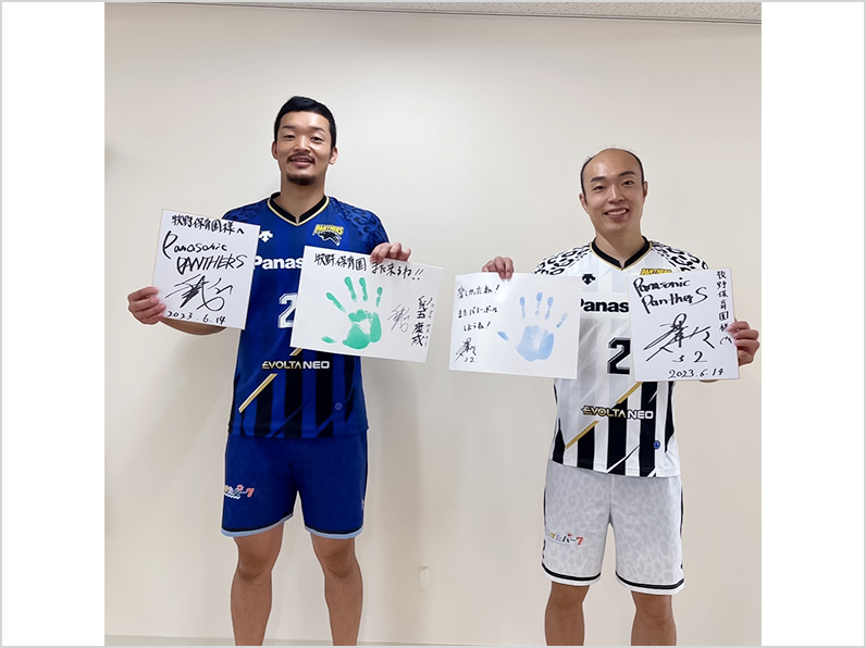 写真:サイン色紙を持っている兒玉選手、深津選手