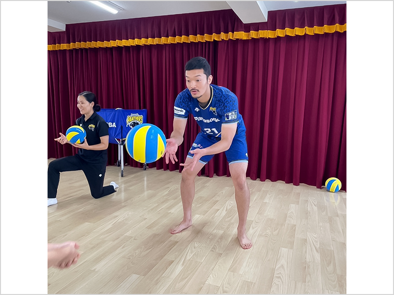 写真:子供たちに教える兒玉選手