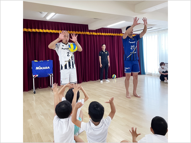 写真:練習をする選手と子供たち