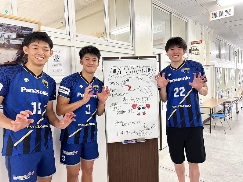 写真:ポーズをとる西川選手、中村選手、小宮選手