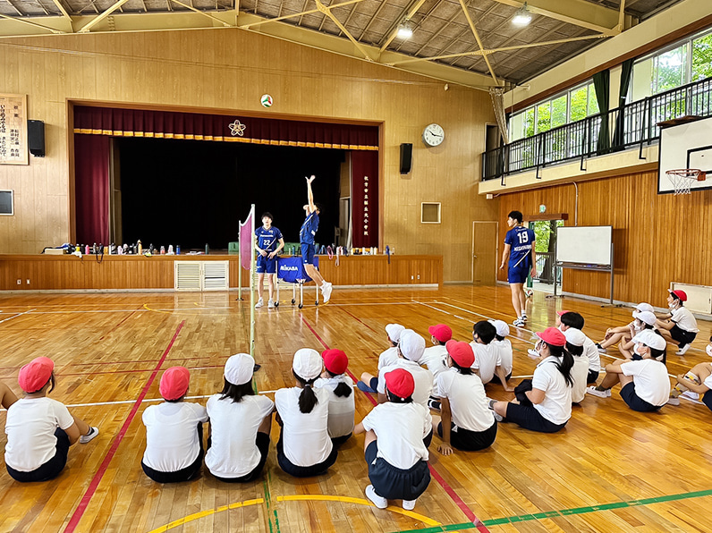 写真:指導する選手と話を聞いている子供たち