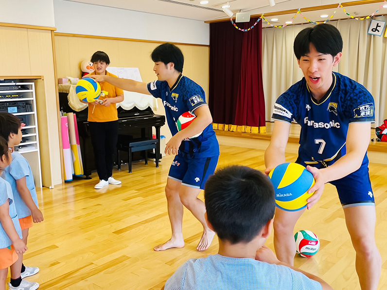 写真:練習をする選手と小学生たち