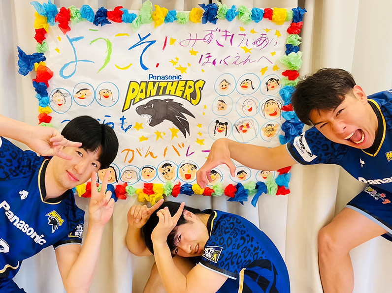 写真:ポーズをとる垂水選手、伊藤選手、今村選手