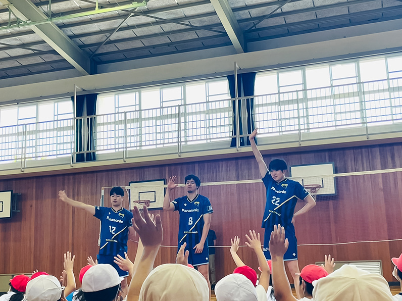写真:指導する選手と話を聞いている小学生たち