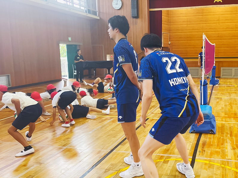 写真:練習する選手と小学生たち