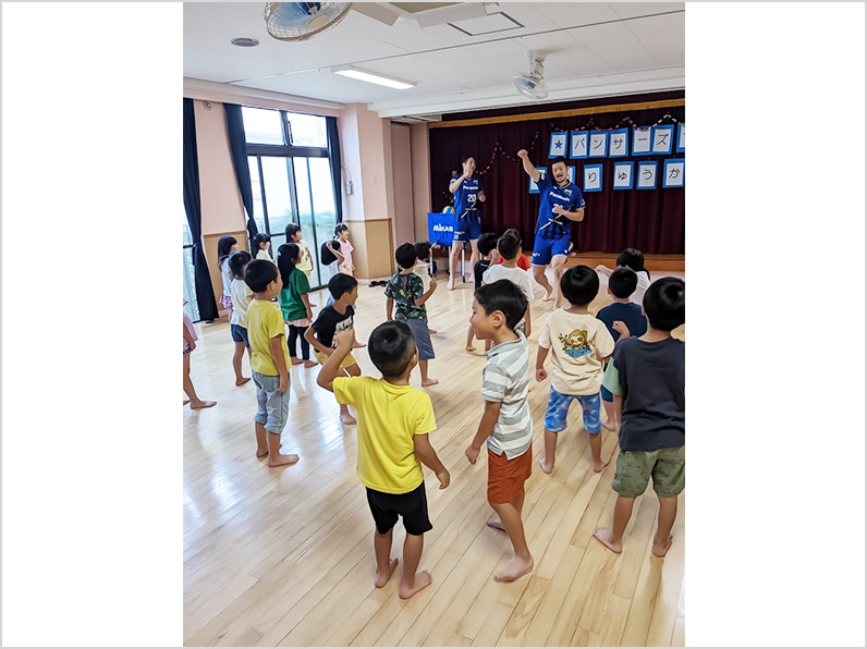 写真:指導する選手と話を聞いている子供たち